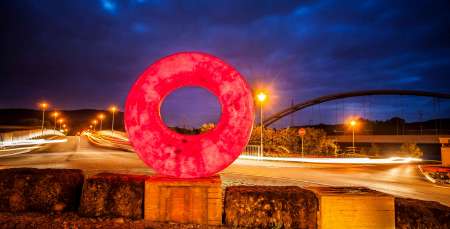 Donut Statue im Kreisverkehr in Konz