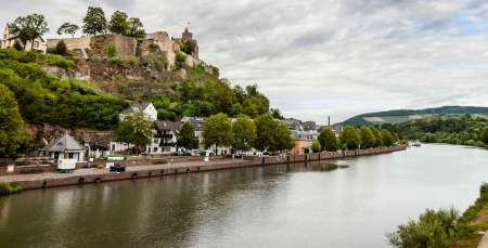 Blick auf Burg über den Fluss in Saarbrug