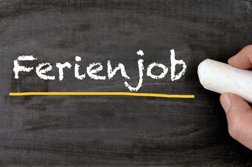 Foto: Text Ferienjob auf Tafel mit Kreide geschrieben